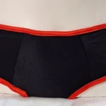 Атласні трусики з червоною облямівкою